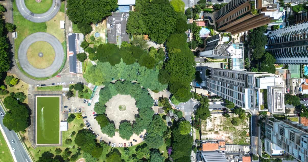 Vista superior de una ciudad con parque y edificios utilizando Google Earth Studio